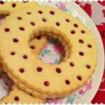 Christmas Wreath Biscuits - Fun to bake with the kids or give as Christmas gifts.